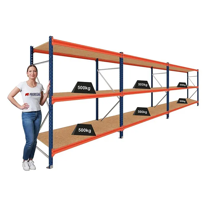 Proregal Schwerlastregal DOMINUS 3er Set mit Spanplatten - Traglast pro Boden: 500 kg, Anzahl Böden: 3 Stk., Stecken, Blau/Orange - Schwerlastregal mit blauen Pfosten, orangefarbenen Trägern und Holzablagen, demonstriert 500 kg Tragfähigkeit. Eine Frau steht zum Größenvergleich.