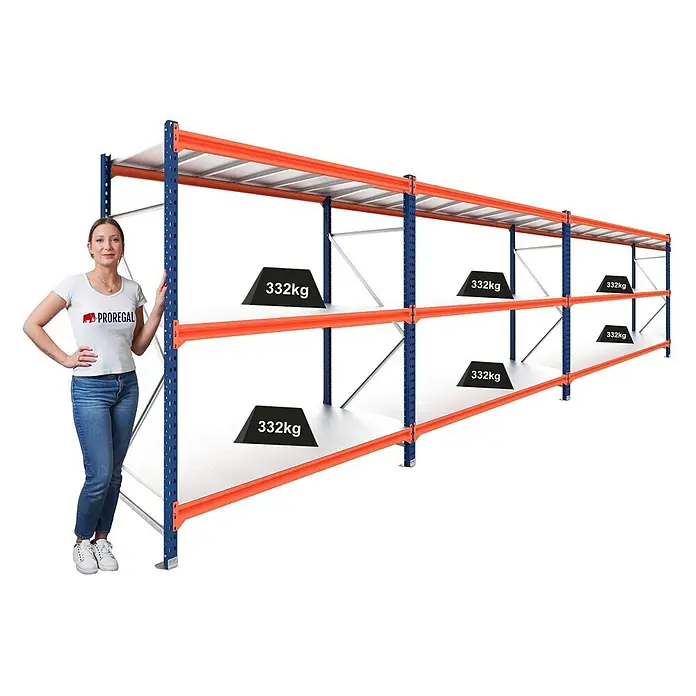 Proregal Schwerlastregal DOMINUS 3er Set mit Stahlplatten - Traglast pro Boden: 332 kg, Anzahl Böden: 3 Stk., Stecken, Blau/Orange - Blau-orange Schwerlastregal mit Frau zum Größenvergleich, demonstriert 332 kg Tragkraft pro Boden.