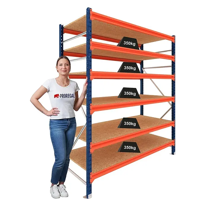 Proregal Schwerlastregal Grundregal DOMINUS mit Spanplatten - H x B x T: 200 x 195 x 80 cm, Traglast pro Boden: 350 kg, Anzahl Böden: 6 Stk., Stecken, Blau/Orange - Großes blau-oranges Schwerlastregal mit sechs Holzablagen. Eine Frau dient als Größenvergleich; Gewichte zeigen 350kg Traglast pro Boden.