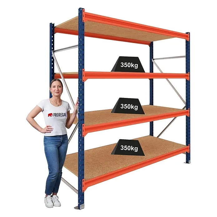 Proregal Schwerlastregal Grundregal DOMINUS mit Spanplatten - H x B x T: 250 x 195 x 40 cm, Traglast pro Boden: 350 kg, Anzahl Böden: 4 Stk., Stecken, Blau/Orange - Schwerlastregal mit blauen Pfosten, orangefarbenen Traversen und Holzböden mit 350kg Gewichten. Eine Frau steht daneben als Größenvergleich.
