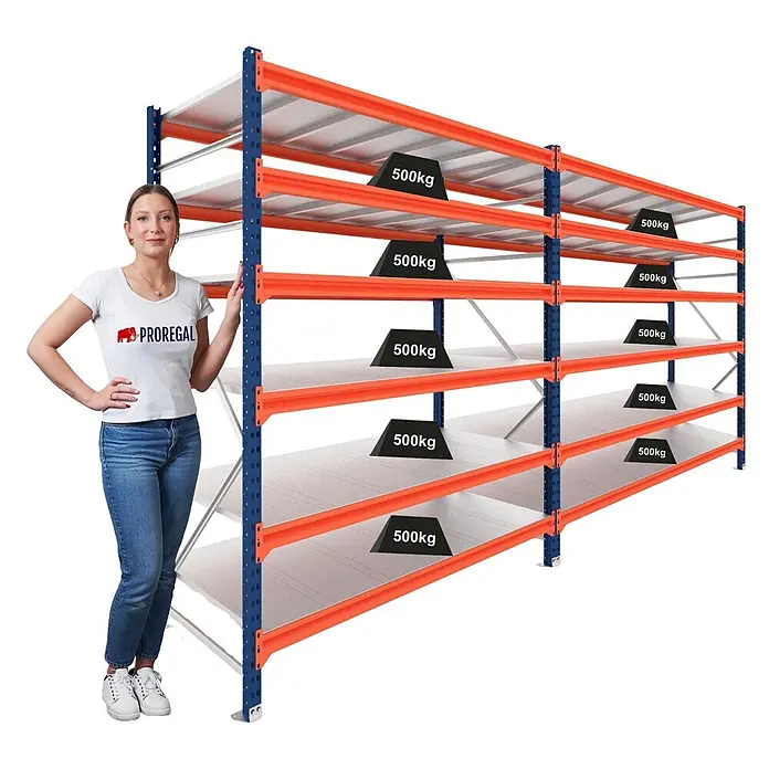 Proregal Schwerlastregal DOMINUS 2er Set mit Stahlplatten - Traglast pro Boden: 500 kg, Anzahl Böden: 6 Stk., Stecken, Blau/Orange - Frau demonstriert die Größe und 500kg Tragfähigkeit eines blau-orangen Schwerlastregals aus Metall.