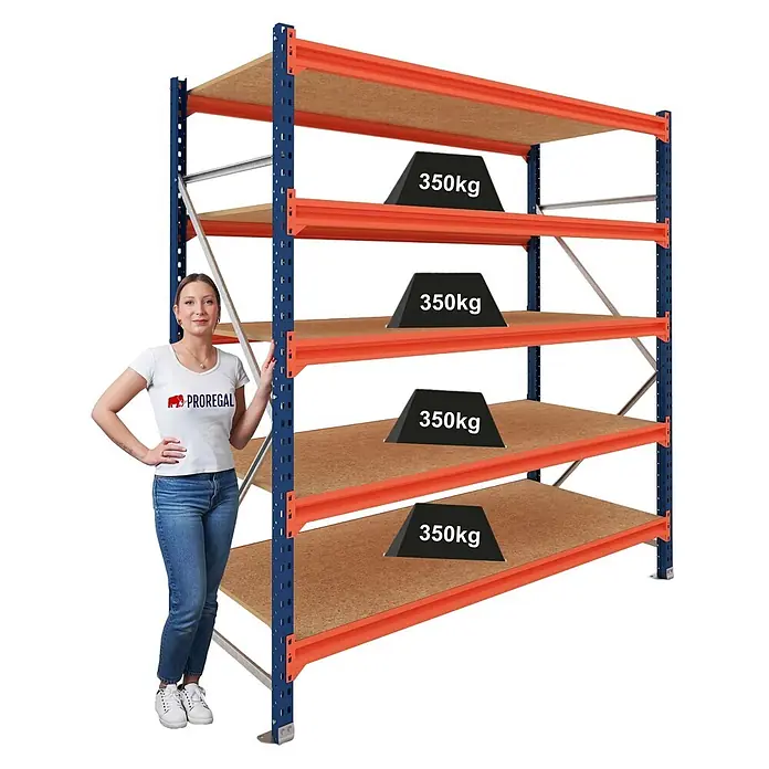 Proregal Schwerlastregal Grundregal DOMINUS mit Spanplatten - Traglast pro Boden: 350 kg, Anzahl Böden: 5 Stk., Stecken, Blau/Orange - Blau-orange Schwerlastregal mit Holzböden, eine Frau zur Skalierung und 350kg Last pro Boden anzeigend.