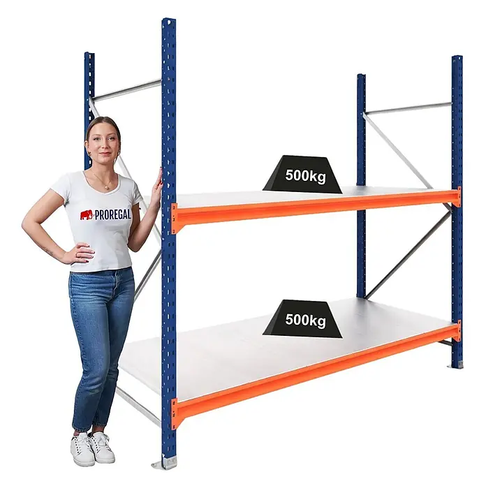 Proregal Schwerlastregal Grundregal DOMINUS mit Stahlplatten - H x B x T: 250 x 150 x 40 cm, Traglast pro Boden: 500 kg, Anzahl Böden: 2 Stk., Stecken, Blau/Orange - Blau-oranges Schwerlastregal mit zwei 500kg-Fachböden, Frau zur Skalenanzeige daneben stehend.
