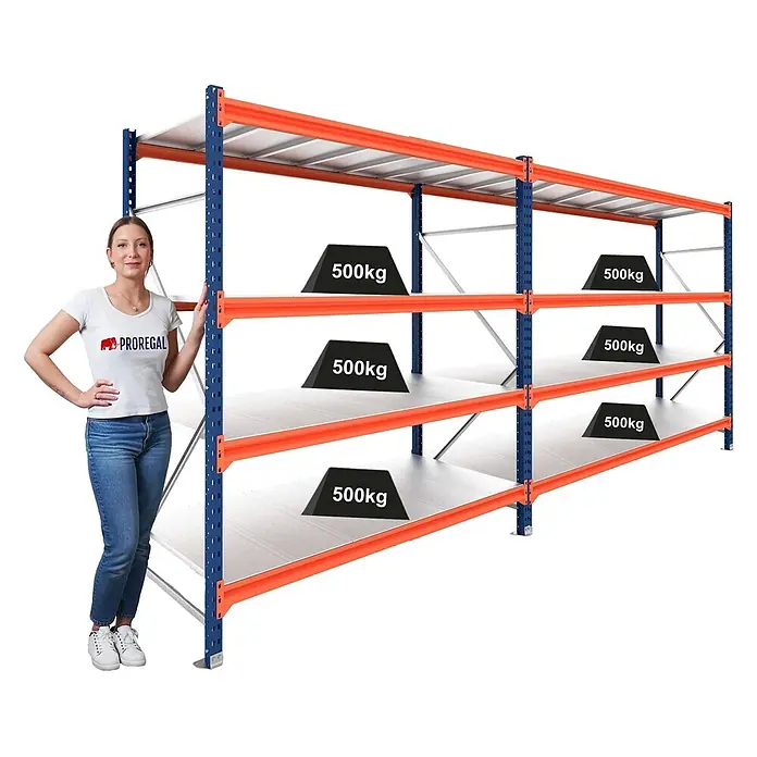 Proregal Schwerlastregal DOMINUS 2er Set mit Stahlplatten - Traglast pro Boden: 500 kg, Anzahl Böden: 4 Stk., Stecken, Blau/Orange - Großes blau-orange Schwerlastregal mit Metallböden, eine Frau dient als Größenvergleich, mit 500kg-Gewichten.