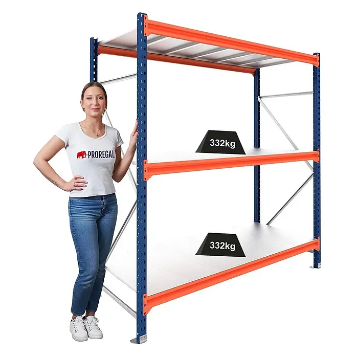Proregal Schwerlastregal Grundregal DOMINUS mit Stahlplatten - H x B x T: 200 x 240 x 80 cm, Traglast pro Boden: 332 kg, Anzahl Böden: 3 Stk., Stecken, Blau/Orange - Blau-orange Metallregal mit einer Frau zur Größenreferenz. Jedes Regal zeigt eine Tragfähigkeit von 332 kg.