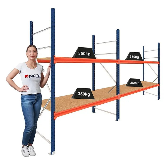 Proregal Schwerlastregal DOMINUS 2er Set mit Spanplatten - Traglast pro Boden: 350 kg, Anzahl Böden: 2 Stk., Stecken, Blau/Orange - Blaues und oranges Schwerlastregal mit Holzregalböden, zeigt 350kg Traglast. Eine Frau dient als Größenvergleich.