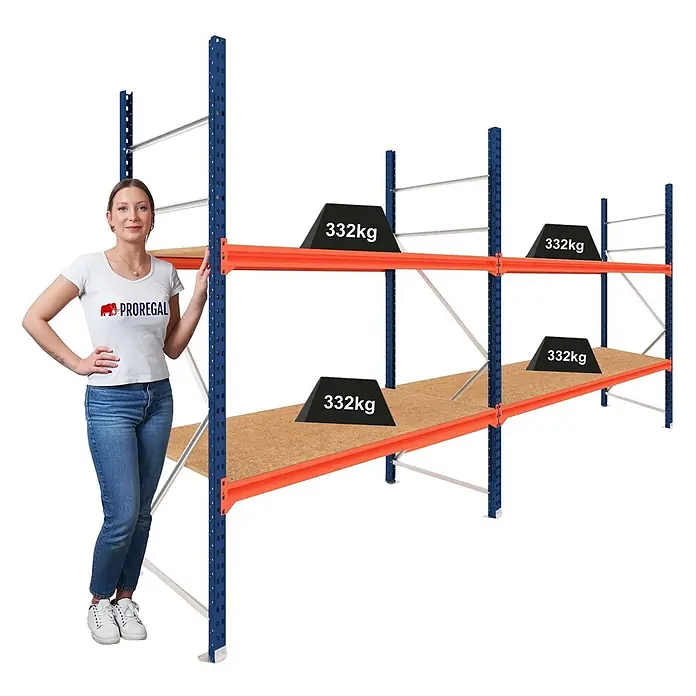 Proregal Schwerlastregal DOMINUS 2er Set mit Spanplatten - Traglast pro Boden: 332 kg, Anzahl Böden: 2 Stk., Stecken, Blau/Orange - Schwerlastregal mit blauen Ständern, orangefarbenen Trägern und Holzablagen, die Tragkraft wird mit 332kg Gewichten und einer Person demonstriert.