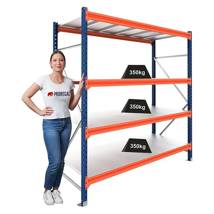 Proregal Schwerlastregal Grundregal DOMINUS mit Stahlplatten - Traglast pro Boden: 350 kg, Anzahl Böden: 4 Stk., Stecken, Blau/Orange - Blau-orange Metallregal mit vier grauen Böden, drei davon mit 350kg Gewichten. Eine Frau daneben zeigt die Größe.