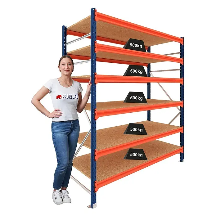 Proregal Schwerlastregal Grundregal DOMINUS mit Spanplatten - Traglast pro Boden: 500 kg, Anzahl Böden: 6 Stk., Stecken, Blau/Orange - Schwerlastregal mit blauen Pfosten, orangefarbenen Trägern und fünf Holzregalböden, demonstriert 500kg Traglast pro Boden mit Frau als Größenreferenz.