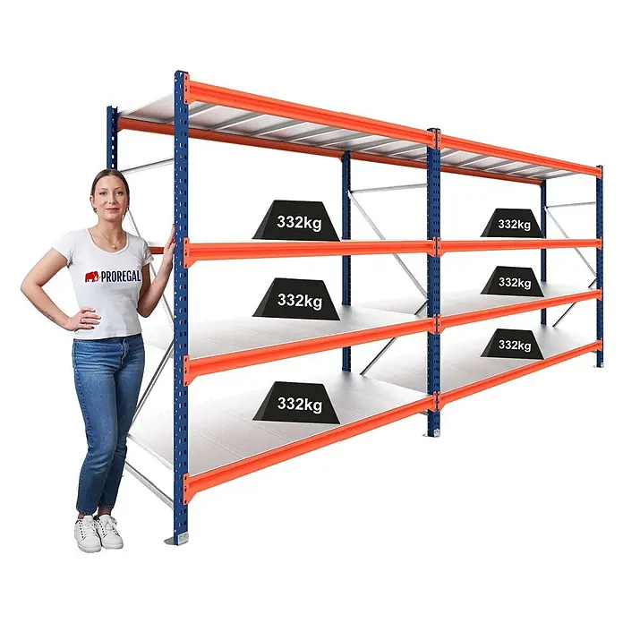 Proregal Schwerlastregal DOMINUS 2er Set mit Stahlplatten - H x B x T: 200 x 240 x 40 cm, Traglast pro Boden: 332 kg, Anzahl Böden: 4 Stk., Stecken, Blau/Orange - Robustes blau-oranges Weitspannregal aus Metall. Eine Frau zeigt die Größe; 332kg Gewichte demonstrieren hohe Traglast.