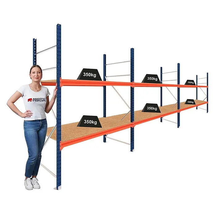 Proregal Schwerlastregal DOMINUS 3er Set mit Spanplatten - Traglast pro Boden: 350 kg, Anzahl Böden: 2 Stk., Stecken, Blau/Orange - Schwerlastregal aus Metall mit blauen Ständern, orangen Trägern und Holzplatten, zeigt 350kg Tragkraft pro Boden, mit Frau zur Größenreferenz.
