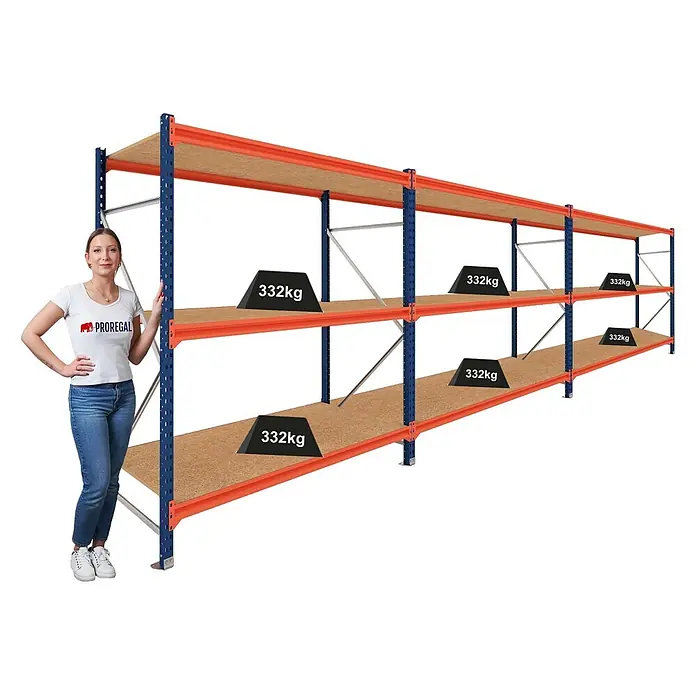 Proregal Schwerlastregal DOMINUS 3er Set mit Spanplatten - Traglast pro Boden: 332 kg, Anzahl Böden: 3 Stk., Stecken, Blau/Orange - Frau neben einem blauen und orangefarbenen Schwerlastregal mit Holzbrettern, das 332kg Gewichte zur Belastungsdemonstration zeigt.
