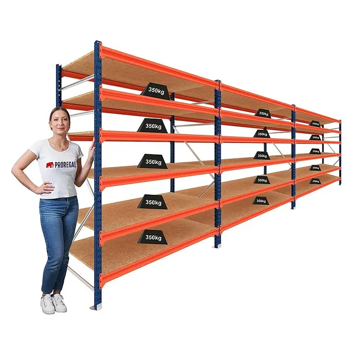 Proregal Schwerlastregal DOMINUS 3er Set mit Spanplatten - Traglast pro Boden: 350 kg, Anzahl Böden: 6 Stk., Stecken, Blau/Orange - Frau neben einem hohen, orange-blauen Schwerlastregal mit Holzregalböden, das 350kg Traglast pro Boden anzeigt.