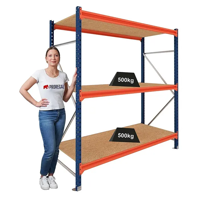 Proregal Schwerlastregal Grundregal DOMINUS mit Spanplatten - H x B x T: 200 x 150 x 100 cm, Traglast pro Boden: 500 kg, Anzahl Böden: 3 Stk., Stecken, Blau/Orange - Blau-orange Schwerlastregal mit Holzablagen, 500kg Traglast pro Boden, Frau zur Größenveranschaulichung.