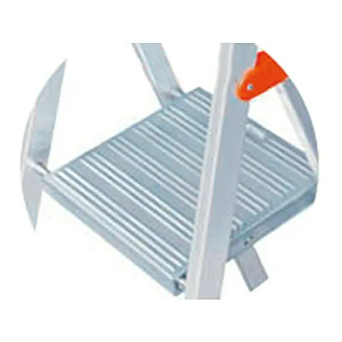 Krause Monto Escalera de tijera - Altura de trabajo: 2,65 m, Número de peldaños: 3 ud., Carga soportada: 150 kg, Aluminio - Primer plano de una escalera de mano plateada robusta con un peldaño antideslizante y un soporte naranja para mayor seguridad.