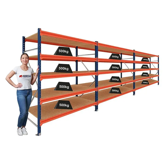 Proregal Schwerlastregal DOMINUS 3er Set mit Spanplatten - Traglast pro Boden: 500 kg, Anzahl Böden: 5 Stk., Stecken, Blau/Orange - Robustes Metallregal mit Holzböden, gezeigt mit einer Frau zur Größenreferenz und 500kg-Gewichten zur Demonstration der hohen Tragfähigkeit.
