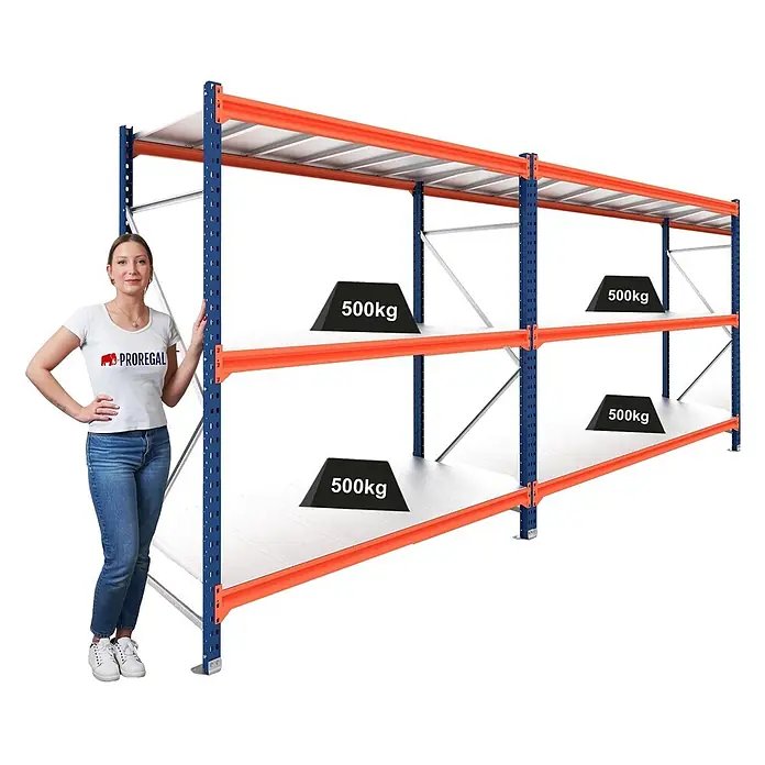Proregal Schwerlastregal DOMINUS 2er Set mit Stahlplatten - Traglast pro Boden: 500 kg, Anzahl Böden: 3 Stk., Stecken, Blau/Orange - Große blaue und orange industrielle Schwerlastregaleinheit mit weißen Ablagen, 500 kg Tragkraft pro Boden. Frau zum Größenvergleich.