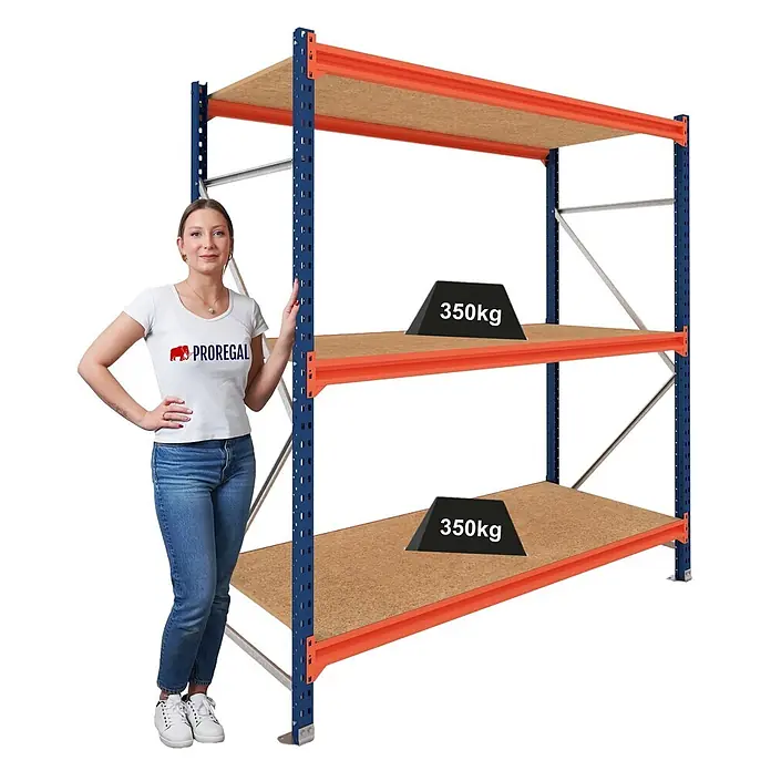 Proregal Schwerlastregal Grundregal DOMINUS mit Spanplatten - Traglast pro Boden: 350 kg, Anzahl Böden: 3 Stk., Stecken, Blau/Orange - Frau neben einem blau-orangen Schwerlastregal mit zwei Holzablagen, die jeweils 350kg Traglast demonstrieren.