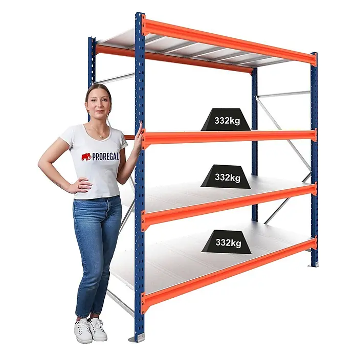 Proregal Schwerlastregal Grundregal DOMINUS mit Stahlplatten - H x B x T: 200 x 240 x 60 cm, Traglast pro Boden: 332 kg, Anzahl Böden: 4 Stk., Stecken, Blau/Orange - Frau neben einem blauen und orangefarbenen Industrieregal mit vier Böden, jeder mit 332kg Gewicht.