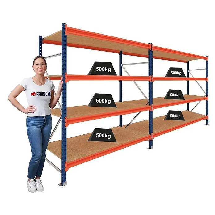 Proregal Schwerlastregal DOMINUS 2er Set mit Spanplatten - Traglast pro Boden: 500 kg, Anzahl Böden: 4 Stk., Stecken, Blau/Orange - Blau-oranges Schwerlastregal mit Holzablagen, demonstriert 500kg Traglast pro Ablage, mit einer Frau zum Größenvergleich.