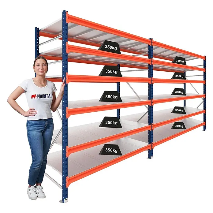Proregal Schwerlastregal DOMINUS 2er Set mit Stahlplatten - H x B x T: 200 x 195 x 60 cm, Traglast pro Boden: 350 kg, Anzahl Böden: 6 Stk., Stecken, Blau/Orange - Schwerlast-Metallregal in Orange und Blau mit mehreren Böden, eine Frau daneben zum Größenvergleich.