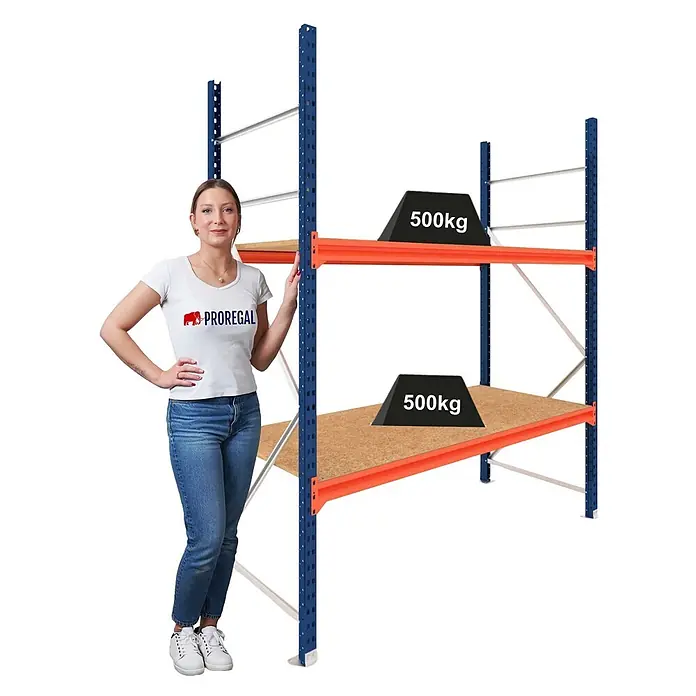 Proregal Schwerlastregal Grundregal DOMINUS mit Spanplatten - Traglast pro Boden: 500 kg, Anzahl Böden: 2 Stk., Stecken, Blau/Orange - Blau-orange Schwerlastregal mit Holzregalen, Frau als Größenvergleich und 500kg Gewichten.