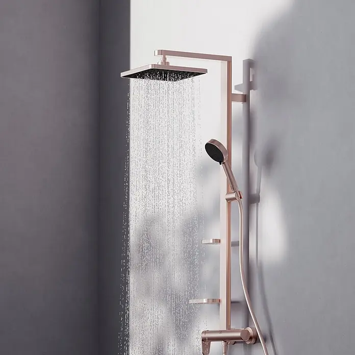 Ideal Standard Alu+ Duschsystem Ceraflow BE204RO - Lochabstand: 60 cm, Anzahl Strahlarten: 2 Stk., Rose, Form Kopfbrause: Eckig - Roségoldenes Duschsystem mit quadratischer Regendusche, Handbrause und integrierten Ablagen, Wasser läuft.