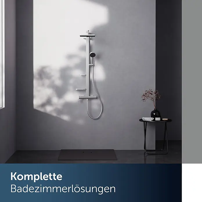 Ideal Standard Alu+ Duschsystem Ceraflow BE204SI - Lochabstand: 60 cm, Anzahl Strahlarten: 2 Stk., Silber, Form Kopfbrause: Eckig - Modernes Duschsystem aus Metall mit Kopfbrause, Handbrause und Ablagen in einem Badezimmer.