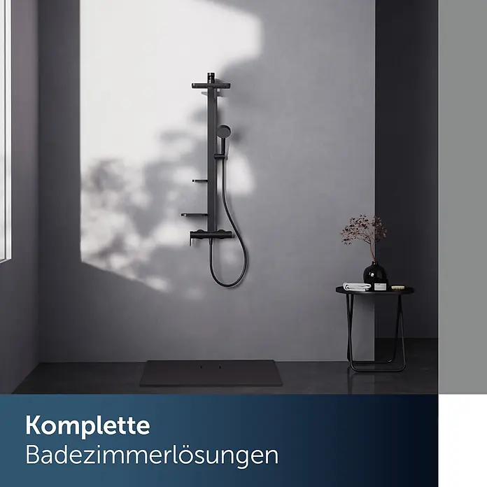 Ideal Standard Alu+ Duschsystem Ceraflow BE204XG - Lochabstand: 60 cm, Anzahl Strahlarten: 2 Stk., Schwarz, Form Kopfbrause: Eckig - Schwarzes Duschsystem mit integrierten Ablagen in einem modernen Badezimmer.