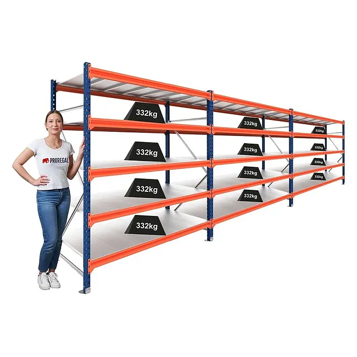 Proregal Schwerlastregal DOMINUS 3er Set mit Stahlplatten - H x B x T: 200 x 240 x 40 cm, Traglast pro Boden: 332 kg, Anzahl Böden: 5 Stk., Stecken, Blau/Orange - Schwerlastregal mit blauen Ständern und orangefarbenen Traversen, 332 kg Tragkraft pro Boden, eine Frau daneben zum Größenvergleich.