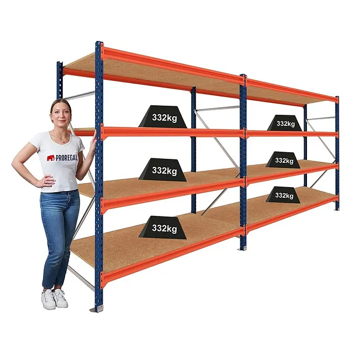 Proregal Schwerlastregal DOMINUS 2er Set mit Spanplatten - Traglast pro Boden: 332 kg, Anzahl Böden: 4 Stk., Stecken, Blau/Orange - Blau-orange Schwerlastregal mit Holzablagen, zeigt 332kg Traglast pro Fach, mit Frau als Größenvergleich.