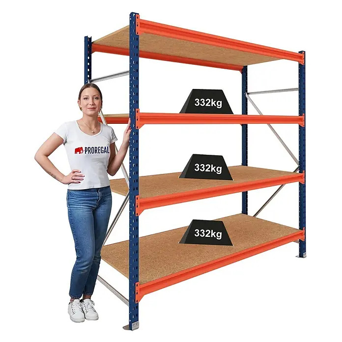 Proregal Schwerlastregal Grundregal DOMINUS mit Spanplatten - Traglast pro Boden: 332 kg, Anzahl Böden: 4 Stk., Stecken, Blau/Orange - Frau neben blau-oranger Metallregaleinheit mit Holzablagen, jede mit 332kg Gewicht, zeigt Größe und Tragfähigkeit.