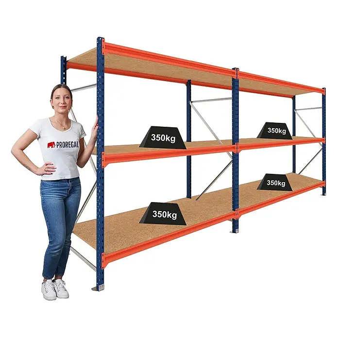 Proregal Schwerlastregal DOMINUS 2er Set mit Spanplatten - Traglast pro Boden: 350 kg, Anzahl Böden: 3 Stk., Stecken, Blau/Orange - Schwerlastregal mit blauen Ständern, orangefarbenen Trägern, Holzablagen, einer Person zum Größenvergleich und 350 kg Gewichten pro Ebene.