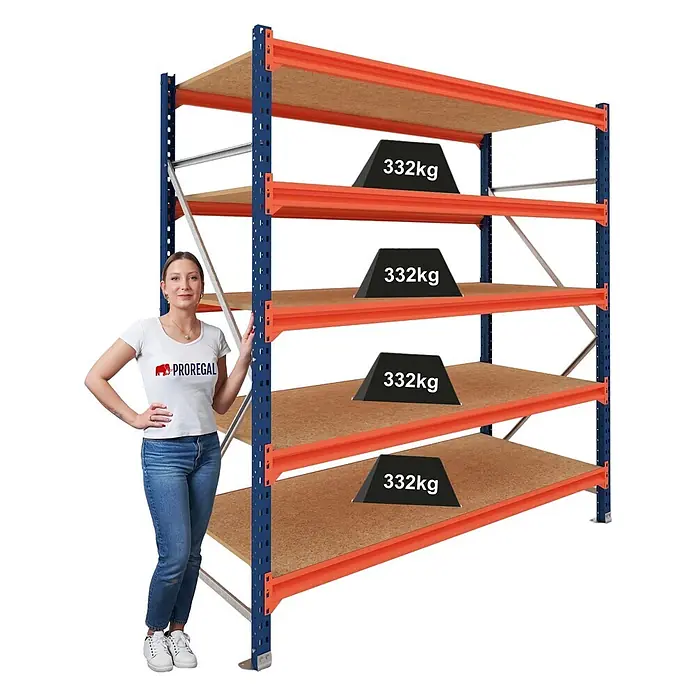 Proregal Schwerlastregal Grundregal DOMINUS mit Spanplatten - H x B x T: 250 x 240 x 100 cm, Traglast pro Boden: 332 kg, Anzahl Böden: 5 Stk., Stecken, Blau/Orange - Blau-orange Schwerlastregal mit Holzregalböden, 332 kg Traglast pro Boden. Eine Frau daneben zur Größenveranschaulichung.