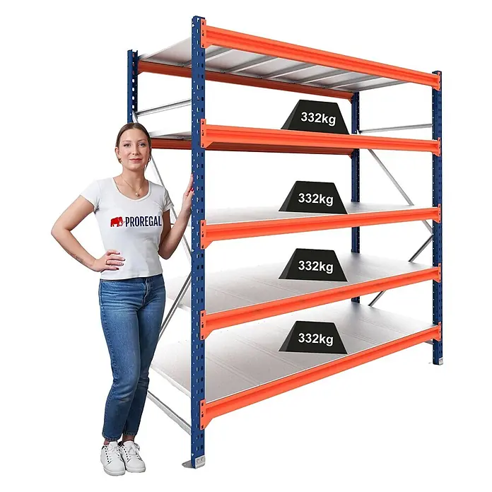 Proregal Schwerlastregal Grundregal DOMINUS mit Stahlplatten - H x B x T: 200 x 240 x 80 cm, Traglast pro Boden: 332 kg, Anzahl Böden: 5 Stk., Stecken, Blau/Orange - Blau-orange Schwerlastregal aus Metall mit vier Böden, jeder mit 332 kg beladen, daneben eine Frau zum Größenvergleich.