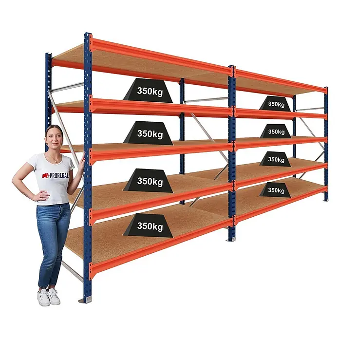 Proregal Schwerlastregal DOMINUS 2er Set mit Spanplatten - H x B x T: 250 x 195 x 40 cm, Traglast pro Boden: 350 kg, Anzahl Böden: 5 Stk., Stecken, Blau/Orange - Schwerlastregal mit blauen Pfosten, orangefarbenen Traversen und Holzplatten. 350kg Traglast pro Boden, Frau als Größenvergleich.