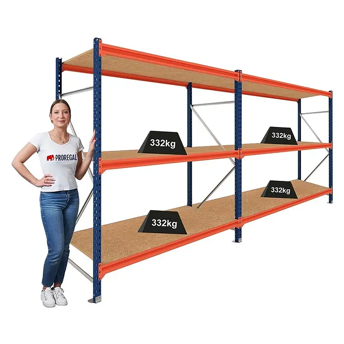 Proregal Schwerlastregal DOMINUS 2er Set mit Spanplatten - Traglast pro Boden: 332 kg, Anzahl Böden: 3 Stk., Stecken, Blau/Orange - Blau-orange Schwerlast-Metallregal mit Holzablagen, Stärke demonstriert durch mehrere 332kg Gewichte und eine Person zur Größenordnung.