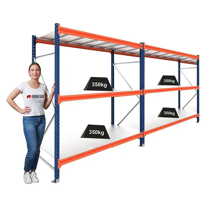 Proregal Schwerlastregal DOMINUS 2er Set mit Stahlplatten - Traglast pro Boden: 350 kg, Anzahl Böden: 3 Stk., Stecken, Blau/Orange - Blau-orange Schwerlastregal mit weißen Böden, zeigt 350kg Tragfähigkeit pro Boden, Frau zur Größenreferenz.