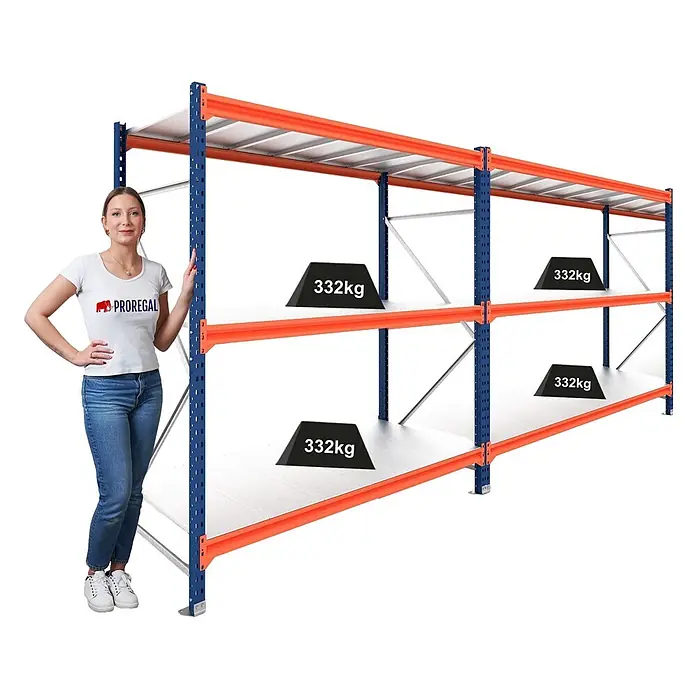 Proregal Schwerlastregal DOMINUS 2er Set mit Stahlplatten - Traglast pro Boden: 332 kg, Anzahl Böden: 3 Stk., Stecken, Blau/Orange - Blau-orange Schwerlastregal mit weißen Böden, Frau zur Größenbestimmung und 332kg Gewicht auf den Böden.