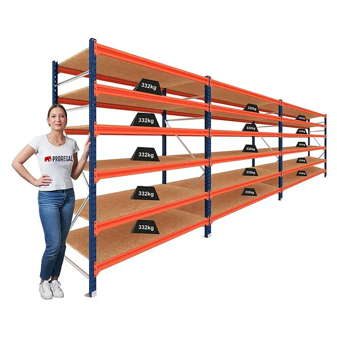 Proregal Schwerlastregal DOMINUS 3er Set mit Spanplatten - Traglast pro Boden: 332 kg, Anzahl Böden: 6 Stk., Stecken, Blau/Orange - Frau neben großem blau-orangenem Schwerlastregal mit Holzregalböden, zeigt Größe und 332kg Tragkraft pro Boden.