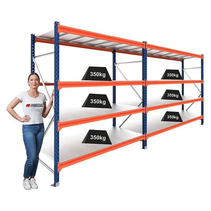 Proregal Schwerlastregal DOMINUS 2er Set mit Stahlplatten - Traglast pro Boden: 350 kg, Anzahl Böden: 4 Stk., Stecken, Blau/Orange - Schwerlast-Metallregal mit blauen Ständern, orangefarbenen Trägern und mehreren Böden. Eine Frau dient als Größenvergleich, Gewichte zeigen 350kg Traglast an.