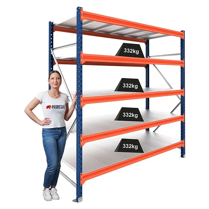 Proregal Schwerlastregal Grundregal DOMINUS mit Stahlplatten - H x B x T: 250 x 240 x 40 cm, Traglast pro Boden: 332 kg, Anzahl Böden: 5 Stk., Stecken, Blau/Orange - Blau-orangefarbenes Metallregal mit 4 Böden, das 332 kg Tragfähigkeit pro Boden zeigt. Eine Frau steht daneben als Maßstab.