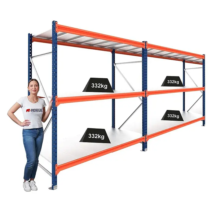 Proregal Schwerlastregal DOMINUS 2er Set mit Stahlplatten - H x B x T: 250 x 240 x 60 cm, Traglast pro Boden: 332 kg, Anzahl Böden: 3 Stk., Stecken, Blau/Orange - Großes Schwerlastregal mit blauen Stützen und orangefarbenen Traversen. Eine Person steht daneben, 332kg Gewichte auf weißen Böden zeigen die Tragfähigkeit.