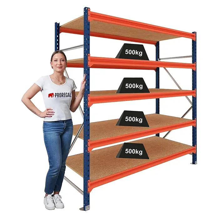 Proregal Schwerlastregal Grundregal DOMINUS mit Spanplatten - H x B x T: 200 x 150 x 40 cm, Traglast pro Boden: 500 kg, Anzahl Böden: 5 Stk., Stecken, Blau/Orange - Blau-orange Schwerlastregal mit Holzregalböden, mit einer Person zur Größenangabe und 500kg Traglast.