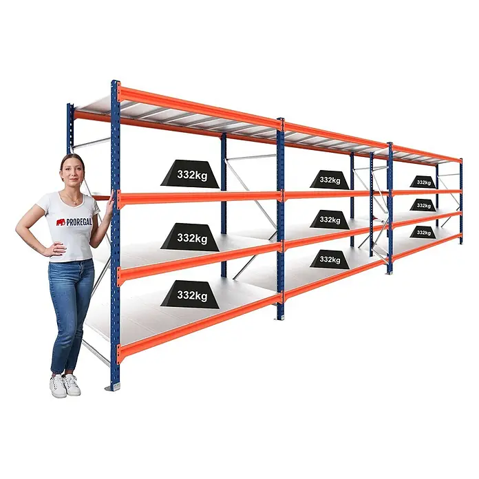Proregal Schwerlastregal DOMINUS 3er Set mit Stahlplatten - Traglast pro Boden: 332 kg, Anzahl Böden: 4 Stk., Stecken, Blau/Orange - Blau-orangefarbenes Industrieregal mit einer Frau zur Größenreferenz, demonstriert 332kg Tragfähigkeit pro Fach.