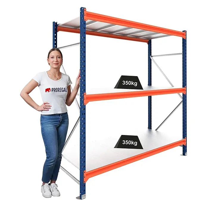 Proregal Schwerlastregal Grundregal DOMINUS mit Stahlplatten - Traglast pro Boden: 350 kg, Anzahl Böden: 3 Stk., Stecken, Blau/Orange - Frau neben einem blau-orangen Schwerlastregal mit drei 350-kg-Böden, das dessen Größe veranschaulicht.