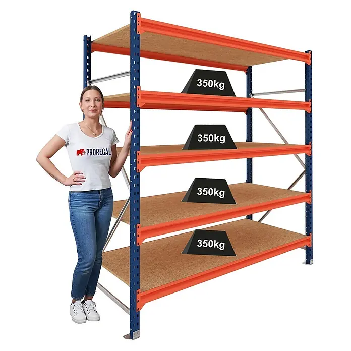 Proregal Schwerlastregal Grundregal DOMINUS mit Spanplatten - Traglast pro Boden: 350 kg, Anzahl Böden: 5 Stk., Stecken, Blau/Orange - Blau-orange Schwerlastregal mit 4 Holzfachböden (350kg/Boden). Eine Frau steht daneben als Größenreferenz.