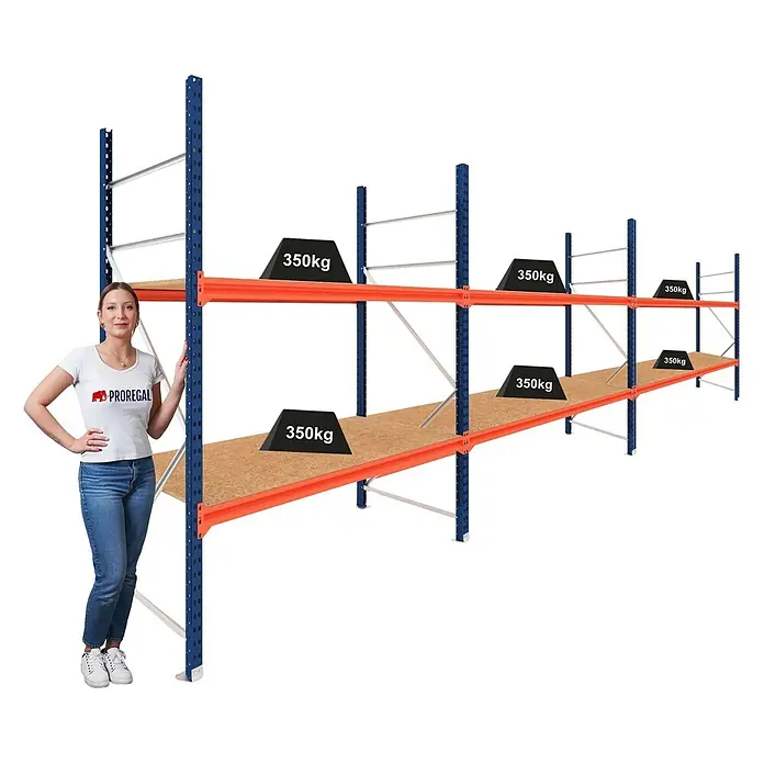 Proregal Schwerlastregal DOMINUS 3er Set mit Spanplatten - H x B x T: 250 x 195 x 60 cm, Traglast pro Boden: 350 kg, Anzahl Böden: 2 Stk., Stecken, Blau/Orange - Blau-orange Schwerlastregal mit zwei Holzböden und 350kg Gewichten. Eine Frau daneben zeigt die Größe an.