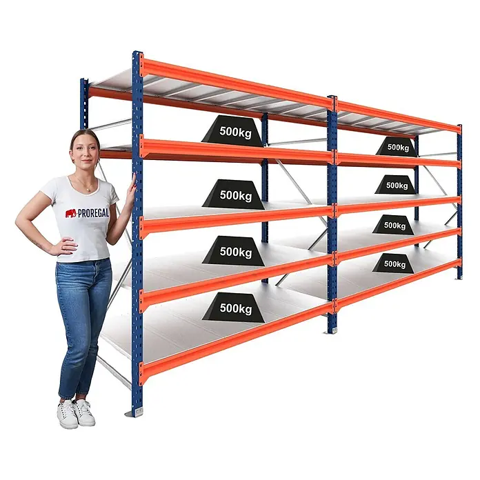Proregal Schwerlastregal DOMINUS 2er Set mit Stahlplatten - Traglast pro Boden: 500 kg, Anzahl Böden: 5 Stk., Stecken, Blau/Orange - Schwerlastregal mit blauen Ständern, orangefarbenen Traversen und weißen Böden, zeigt 500kg Traglast pro Fach, Frau als Größenvergleich.