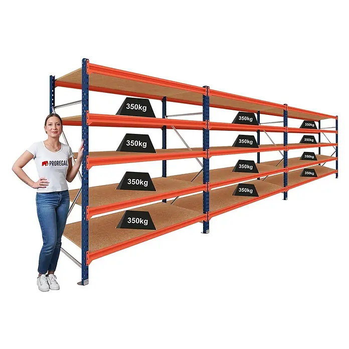 Proregal Schwerlastregal DOMINUS 3er Set mit Spanplatten - Traglast pro Boden: 350 kg, Anzahl Böden: 5 Stk., Stecken, Blau/Orange - Blau-orange Schwerlastregal mit Holzregalböden. Eine Frau daneben demonstriert 350kg Tragfähigkeit pro Boden.